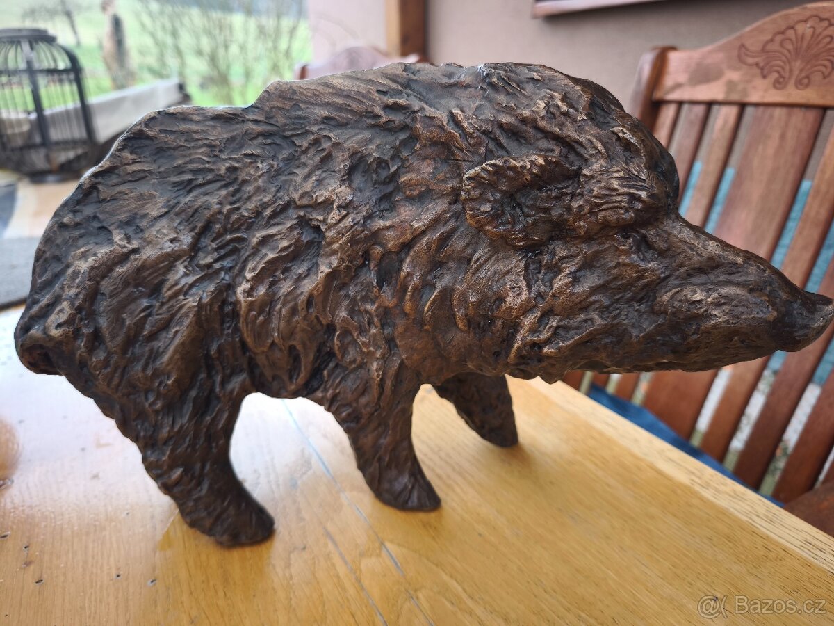 Bronzová socha divočáka