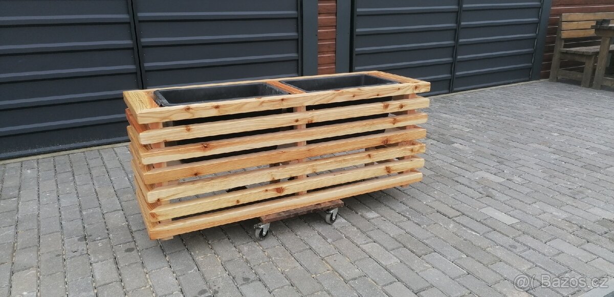 Dekorativní vyvýšený modřínový záhon