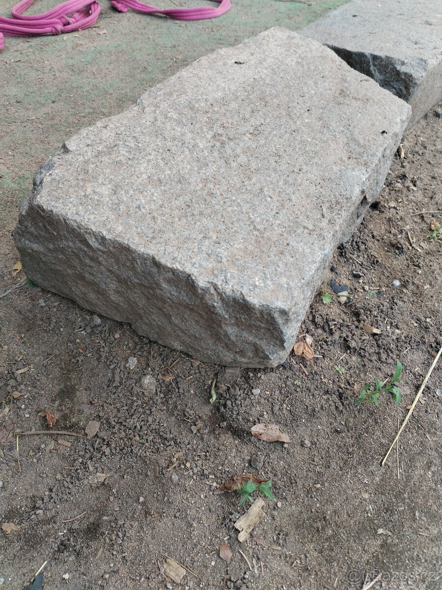 Žulové kvádry obrubníky štípané