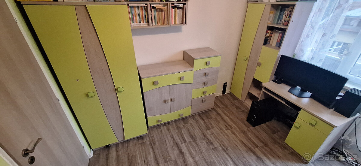 Skříně, komody a psací stůl
