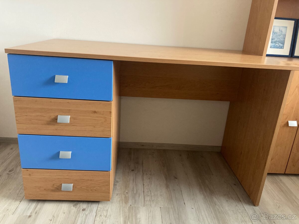 Psací stůl a nastavitelné ergonomické křeslo