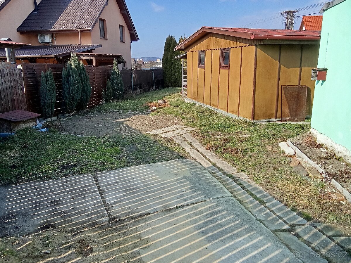 Prodej pozemku s garáží