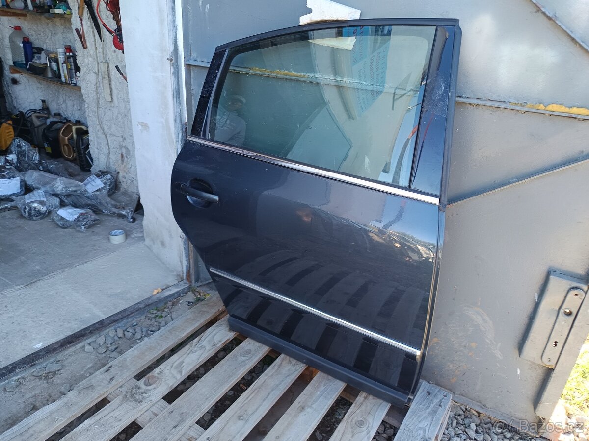 Prodám Kompletní Dveře pravé zadní Passat B5.5 sedan 1700
