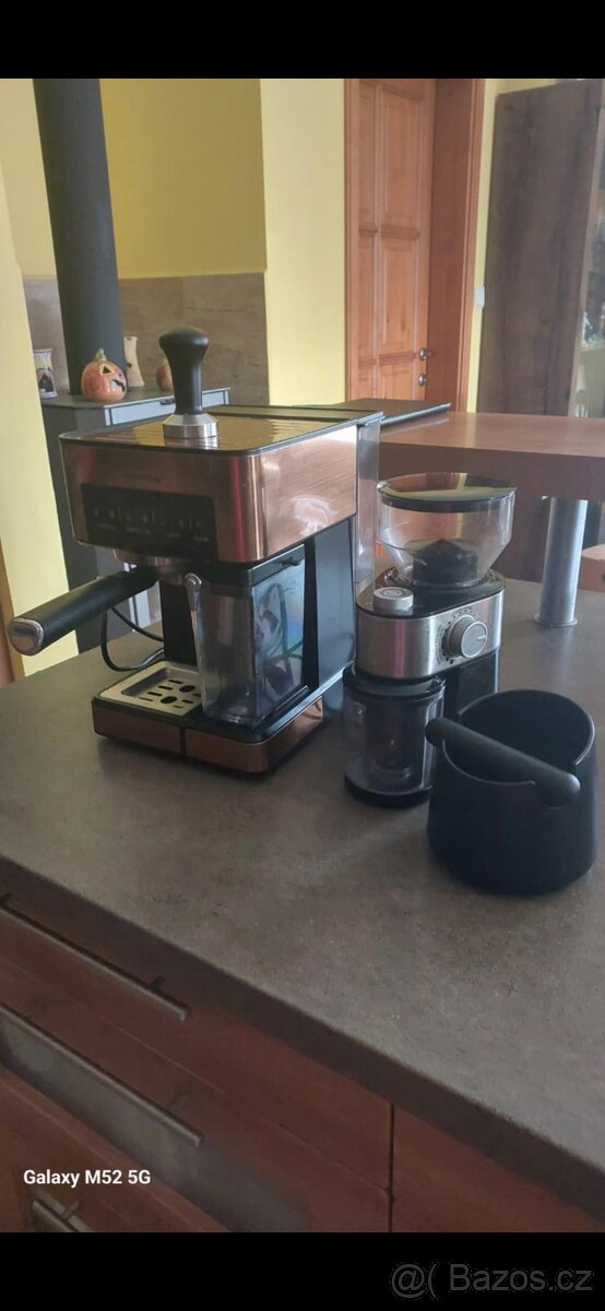 Kávovar a mlýnek na kávu