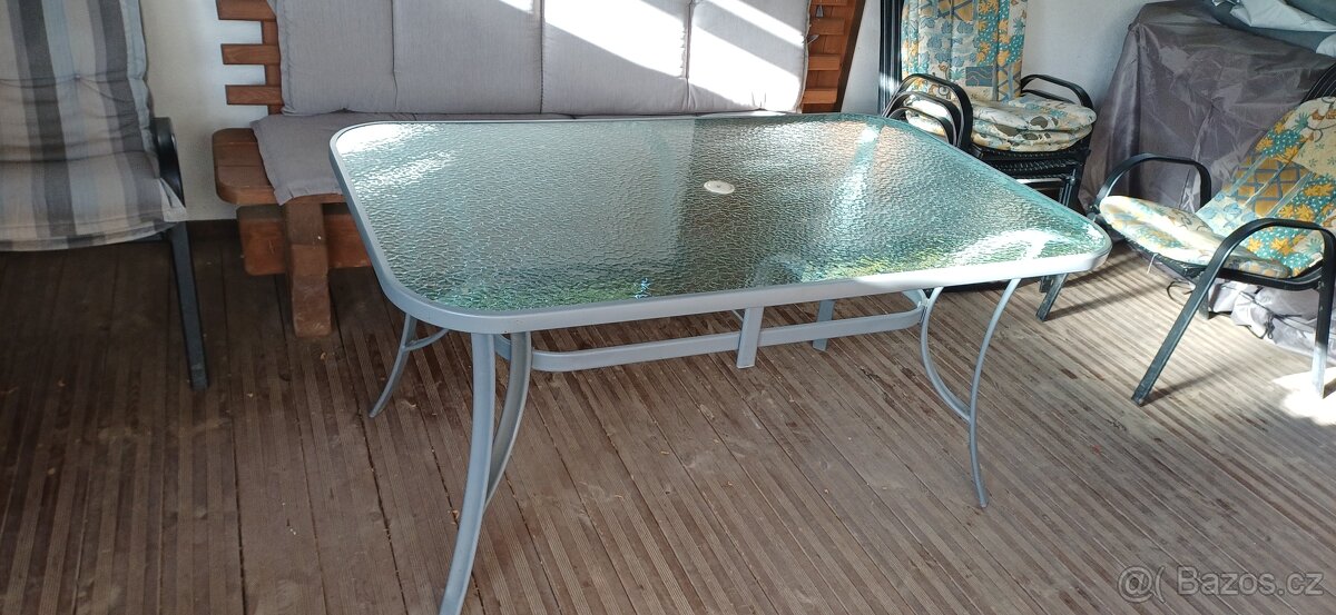 Skleněný stůl
