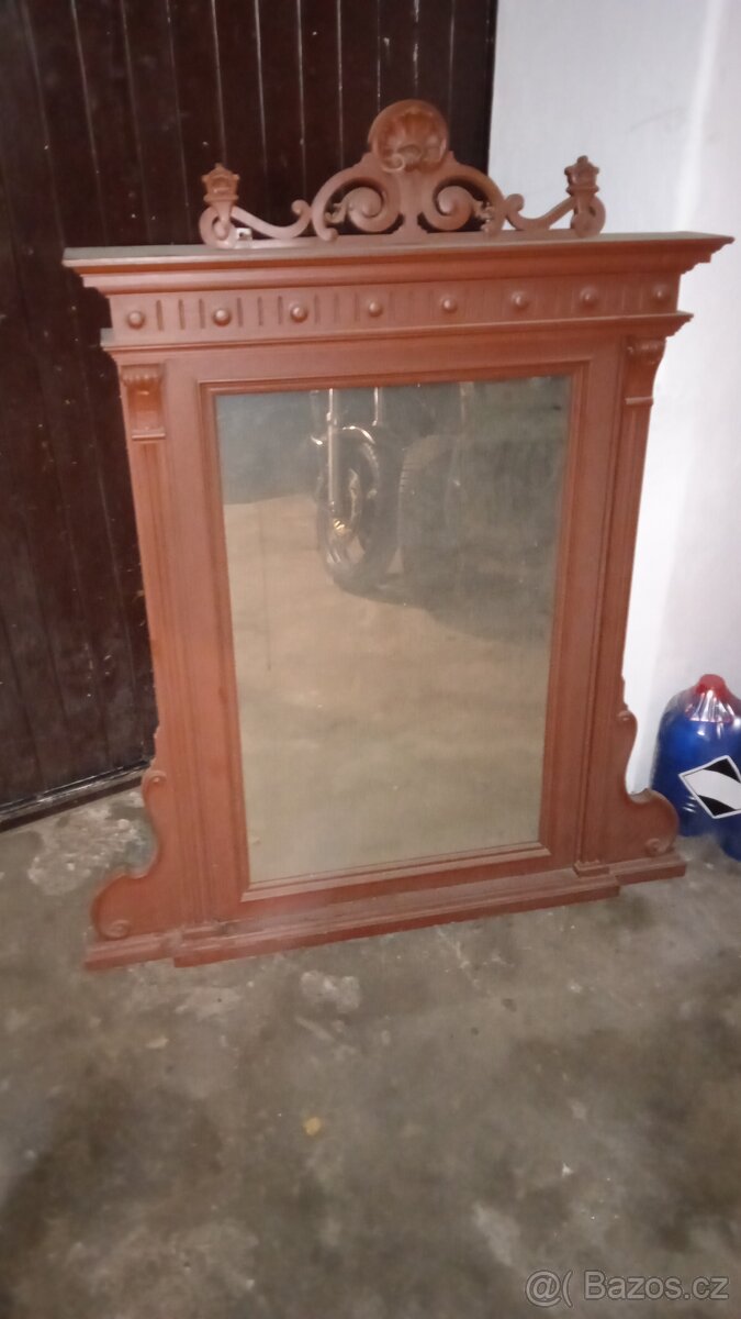 Zrcadlo v dřevěném rámu