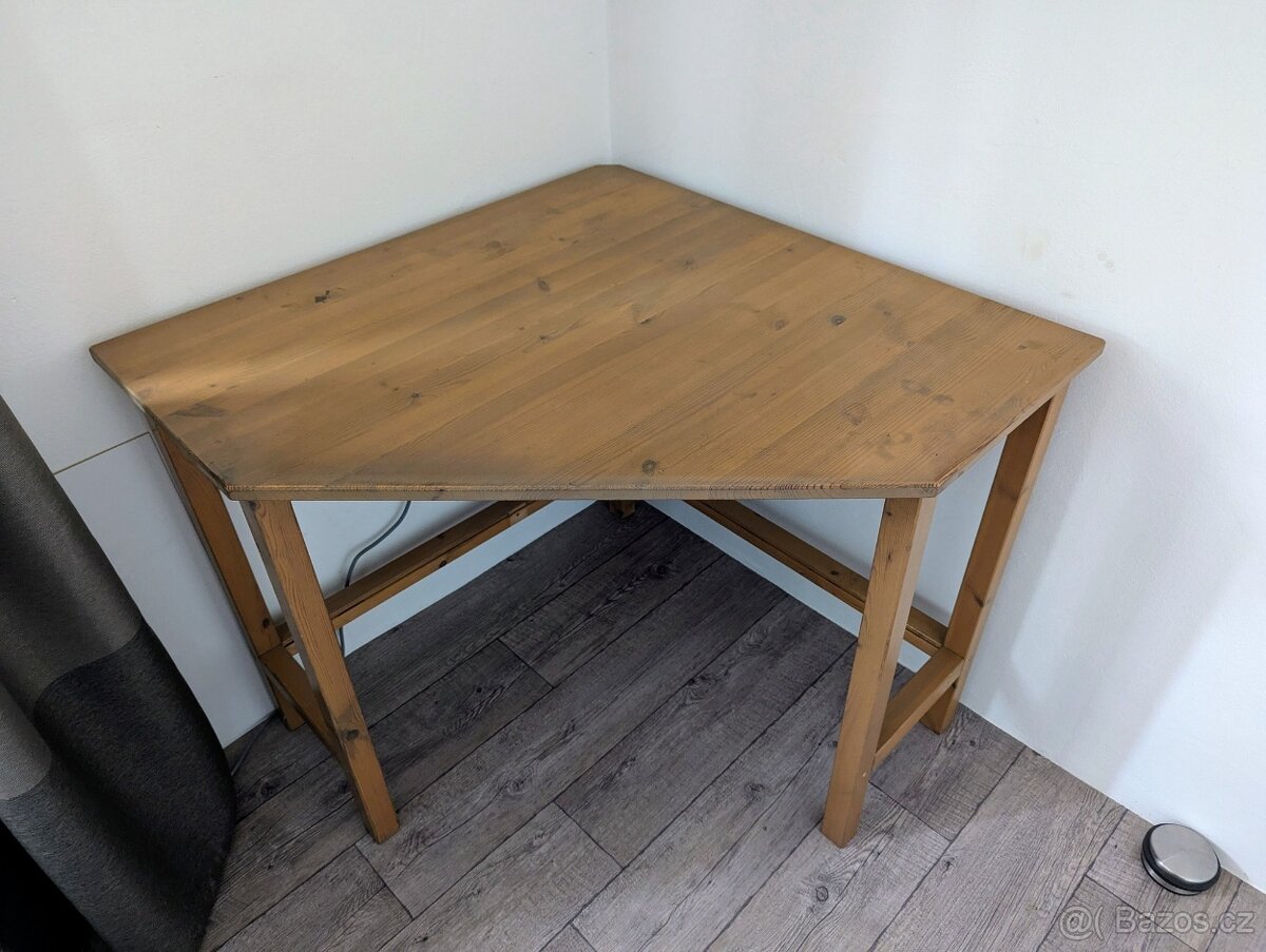 Dřevěný rohový stůl