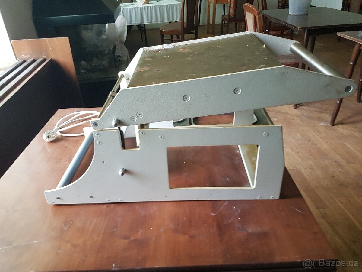 Stroj na balení jídel