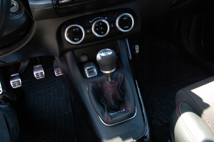 LED podsvícená hlavice řadicí páky potažená kůží Alfa Romeo
