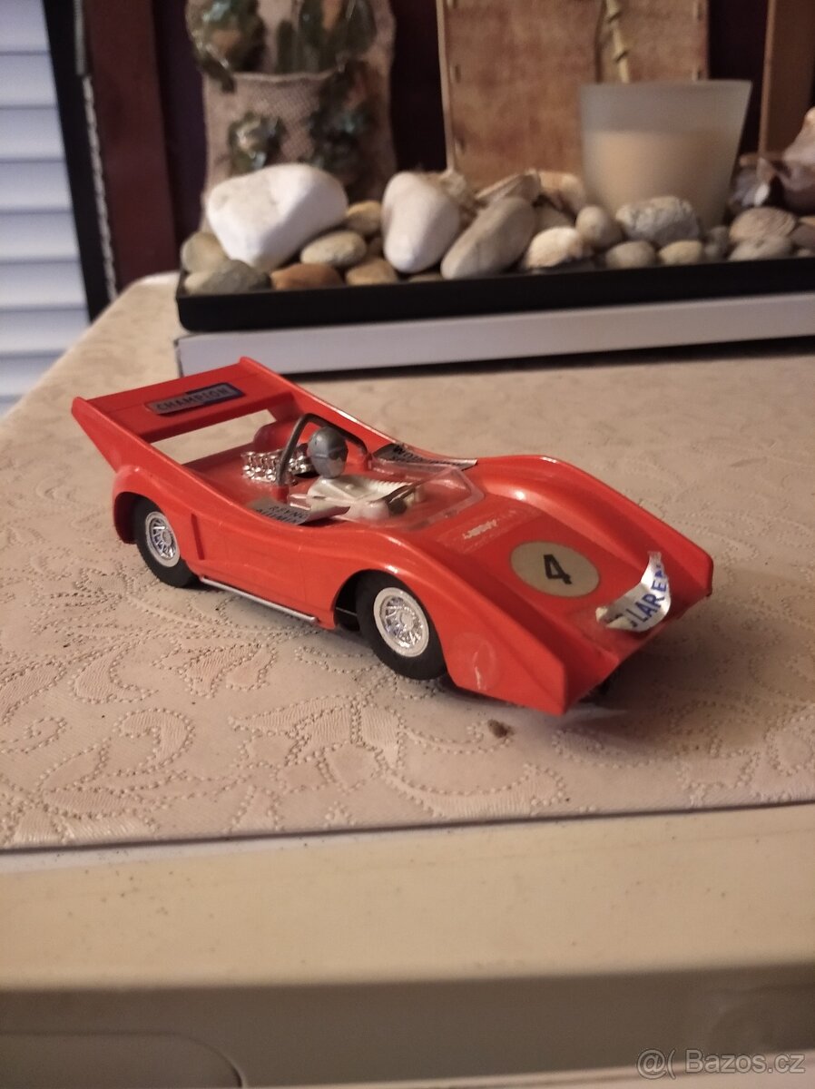Auto McLaren na autodráhu ites oranžová