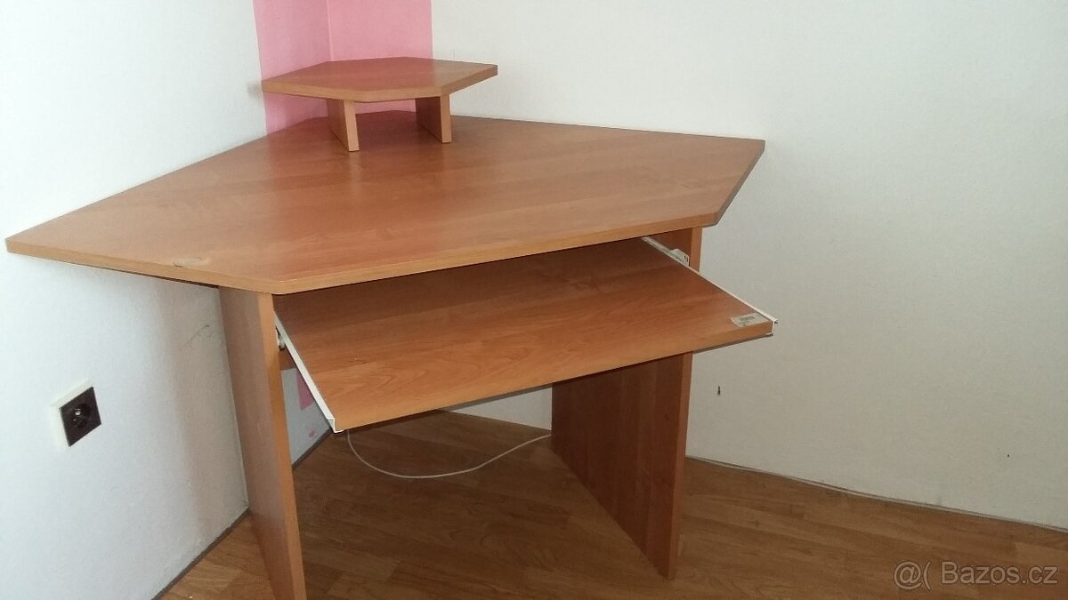 rohový stůl na PC