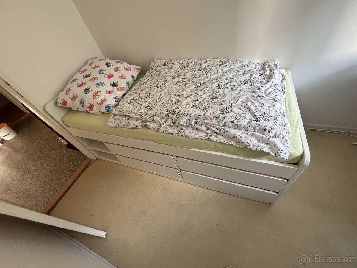 Postel s úložným prostorem