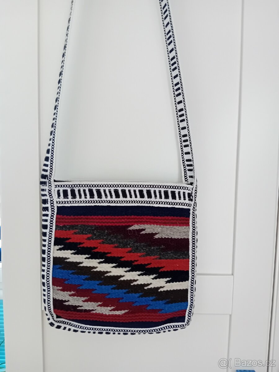 Malá vlněná kabelka, peru vzor