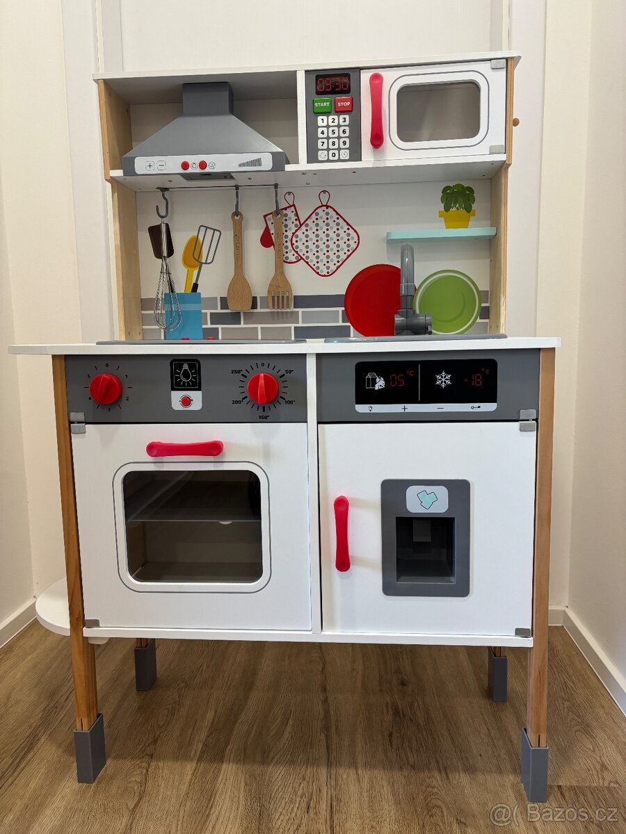 Dětská dřevěná kuchyňka s bohatým příslušenstvím