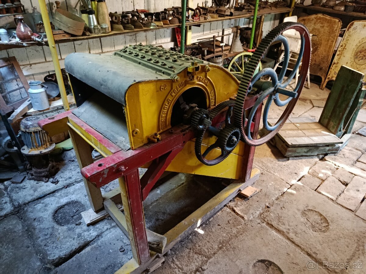 Starý zemědělský stroj – řezanka / mlátička
