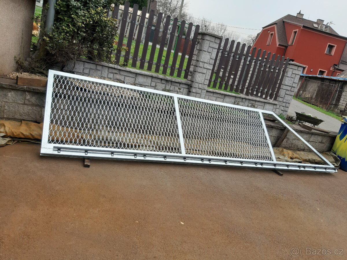 Posuvná samonosná brána s výplní