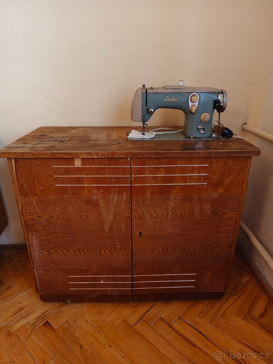 Šicí stroj Lada