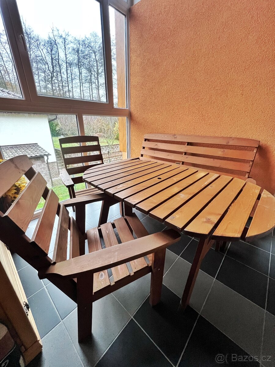 Zánovní zahradní sez z masivu