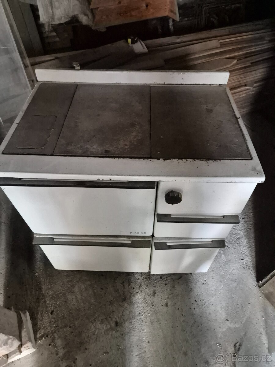 Sporák na tuhá paliva.