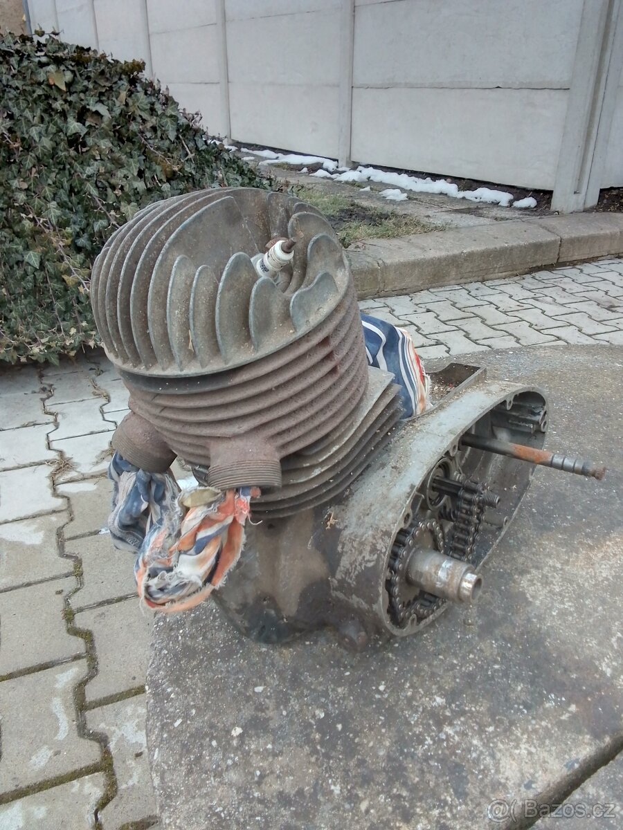 Motor ČZ 175 skútr prase