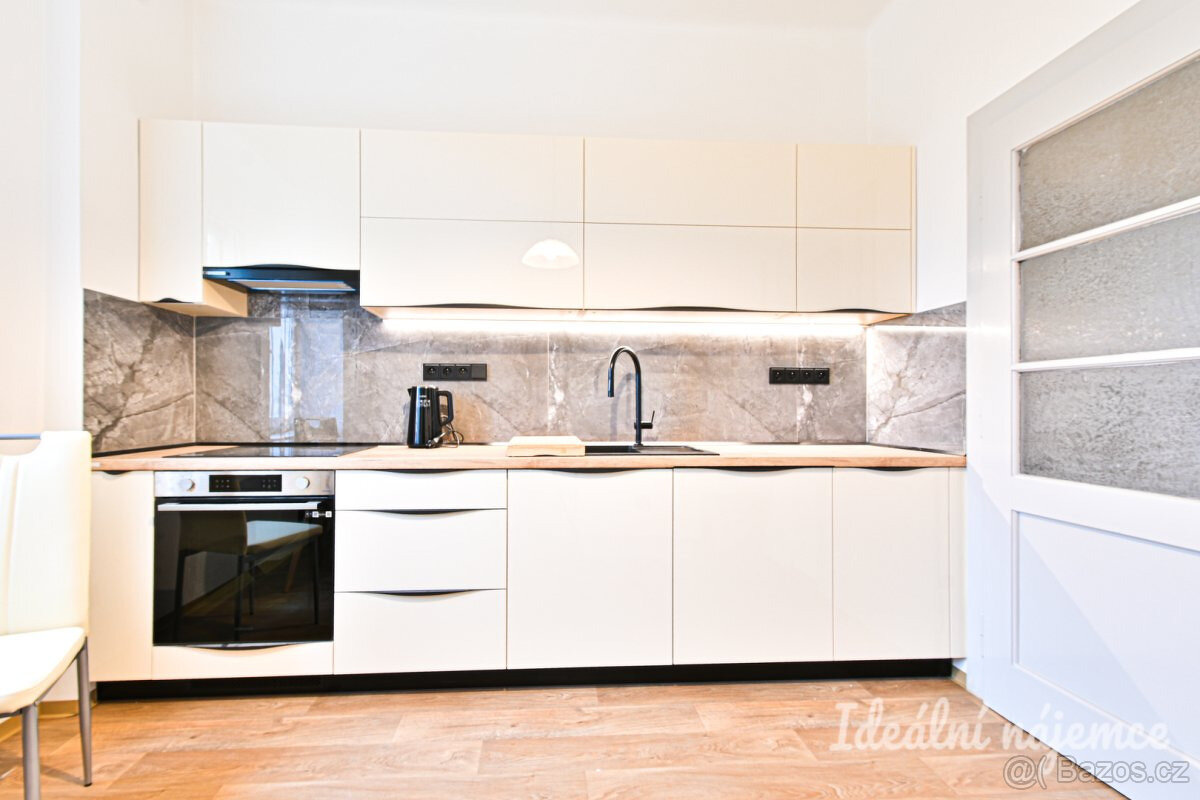 Pronájem bytu 2+1, Hálkova 1157/10, Znojmo - 22.300,- Kč/měs