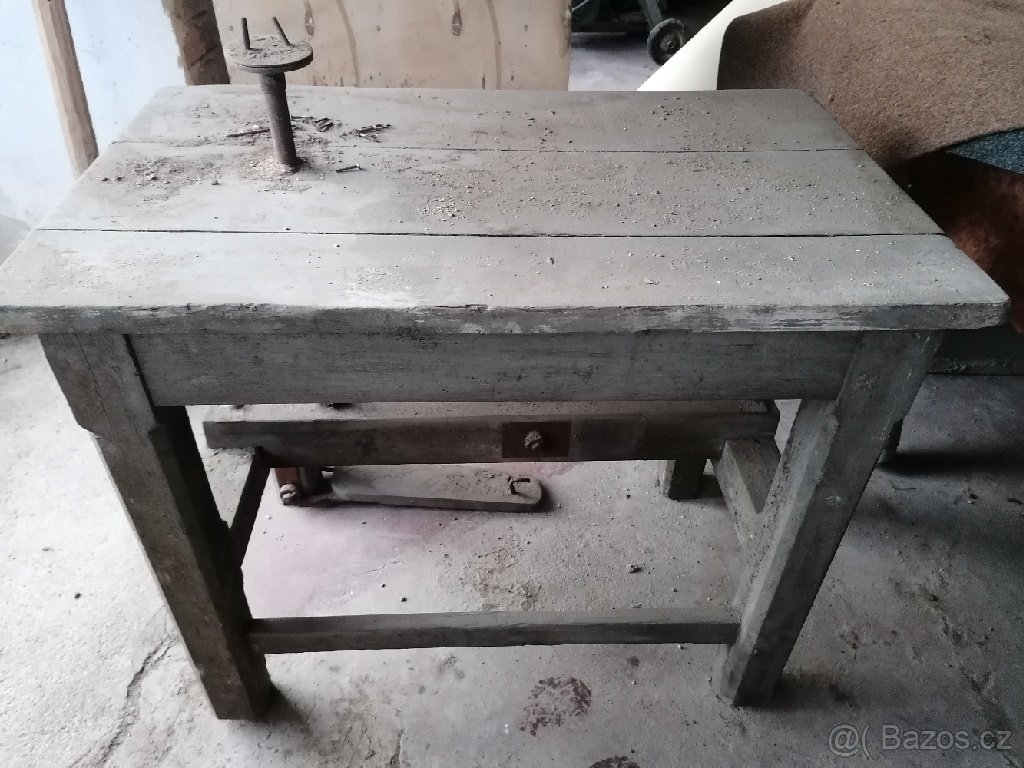 Starý pracovní stůl
