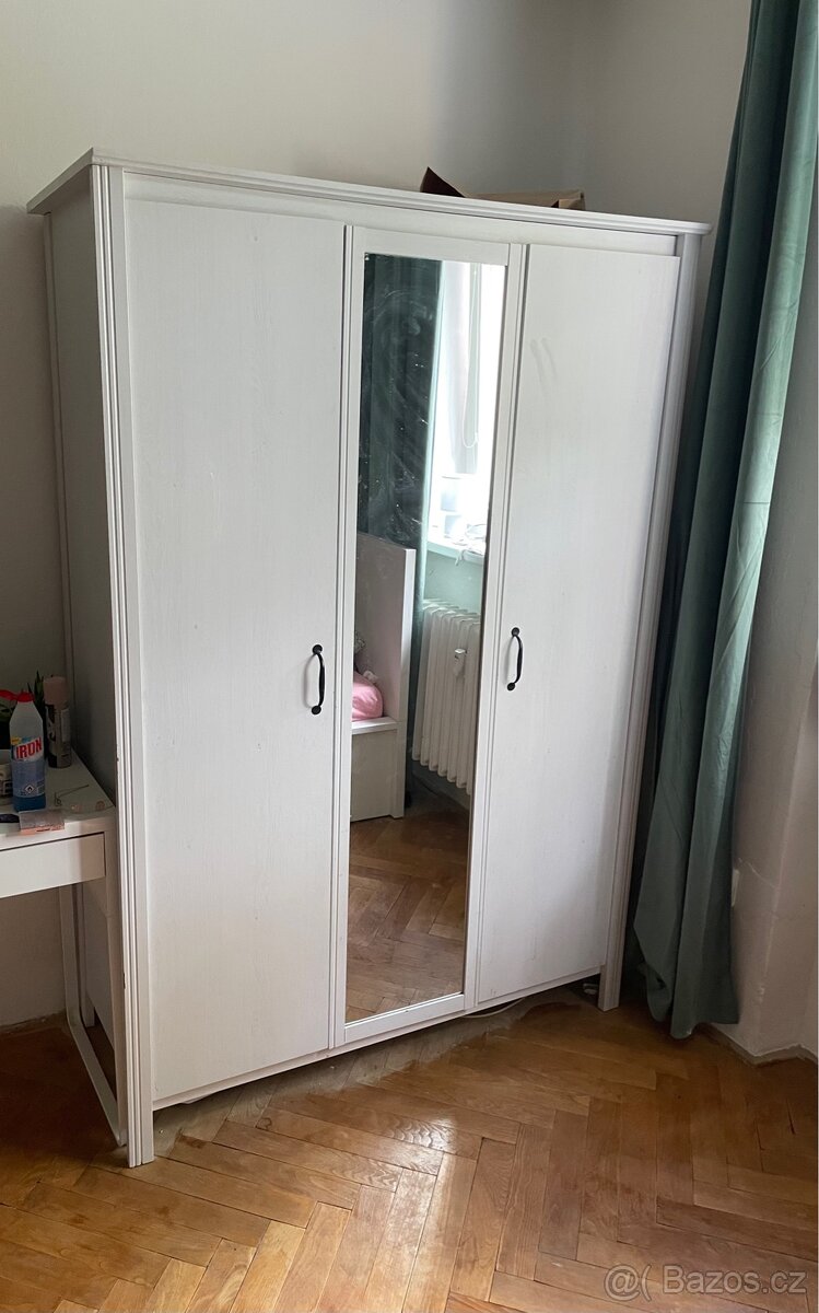 Šatní bílá skříň