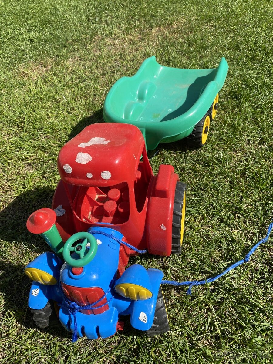 traktor s vlekem asi 50cm dlouhý