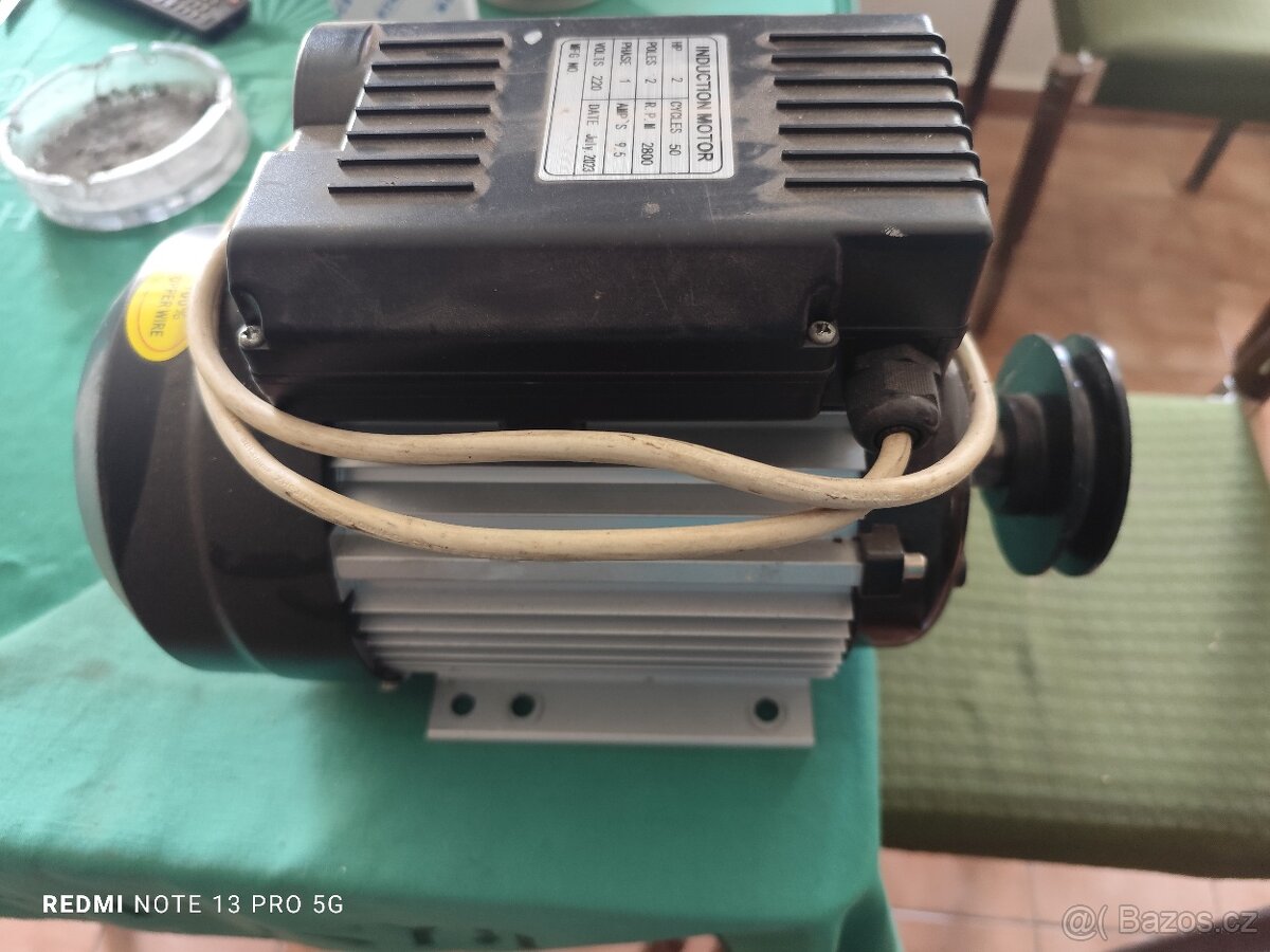 Elektromotor včetně řemenice