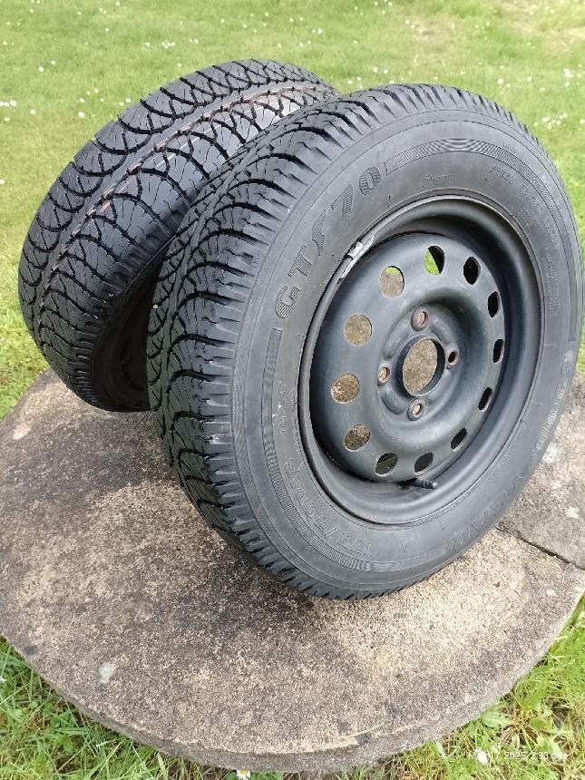 Dvě letní pneu GOODYEAR