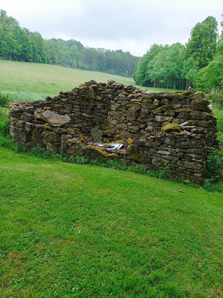 Kámen na skalku