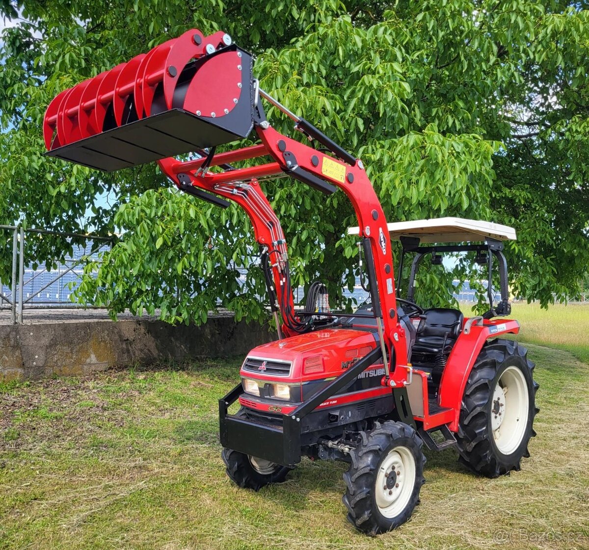 MITSUBISHI MT286D s čelním nakladačem