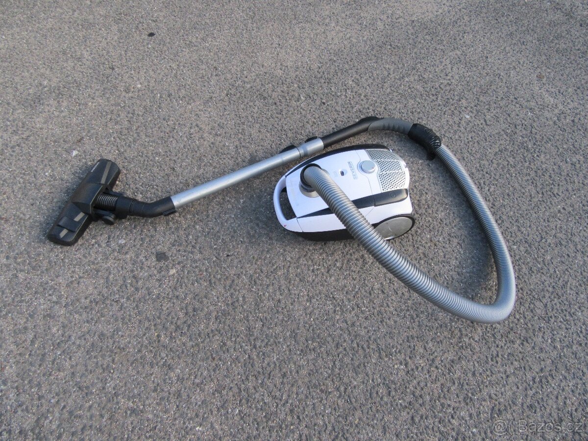 Nabízím sáčkový vysavač Hoover. Plně funkční . Zaruka 14 dní