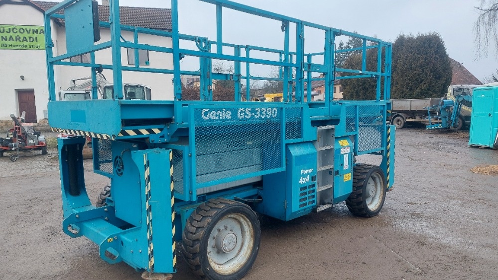 Terenní nůžková pracovní plošina Genie GS-3390RT