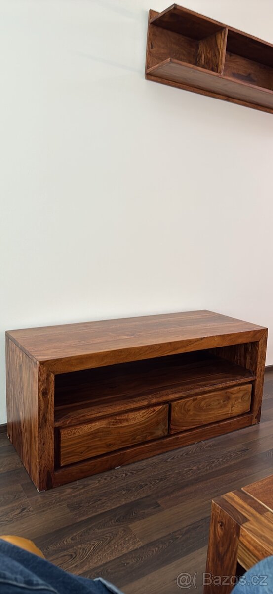 TV stolek Wolf Möbel Yoga (masiv sheesham, 115×45×50 cm)