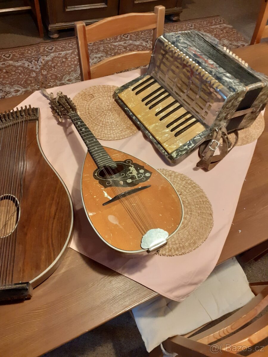 Prodej starých hudebních nástrojů