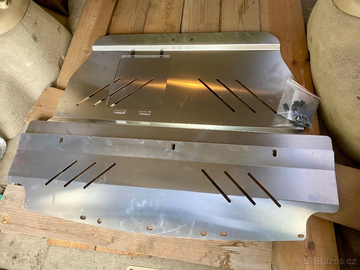 Subaru Impreza plech pod motor