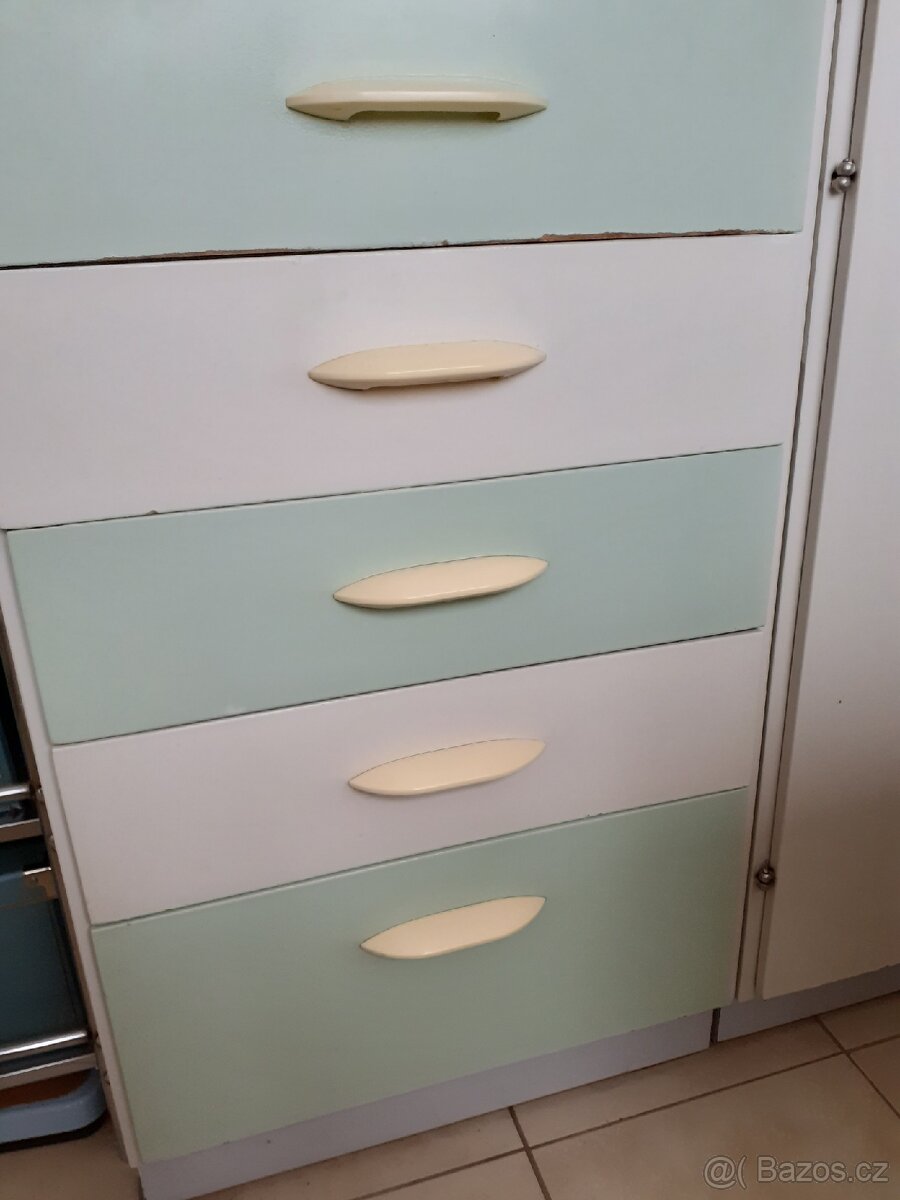 Kuchyňská skříňka retro