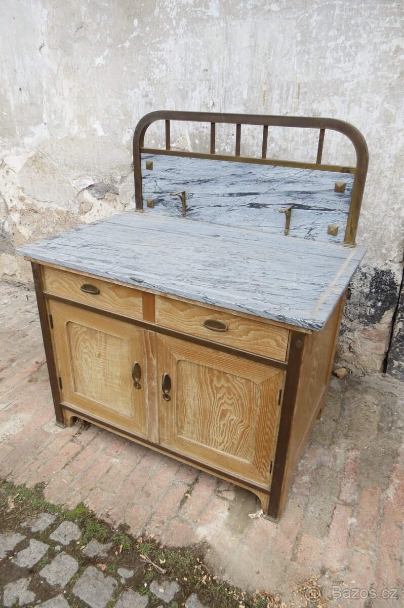 Starý spodek s mramorovou deskou a mosaznými prvky