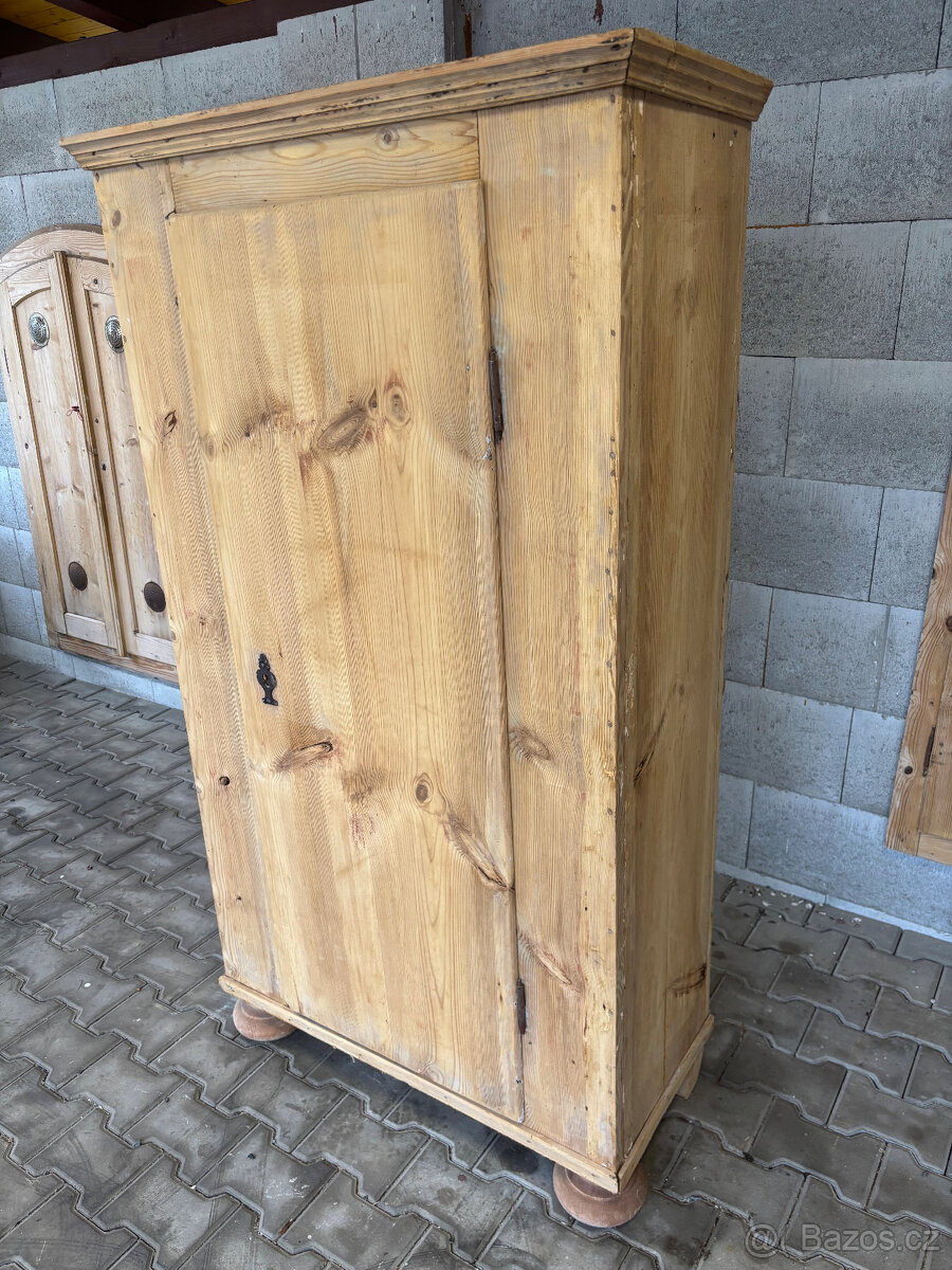 Špajska jednodveřová (selský nábytek).