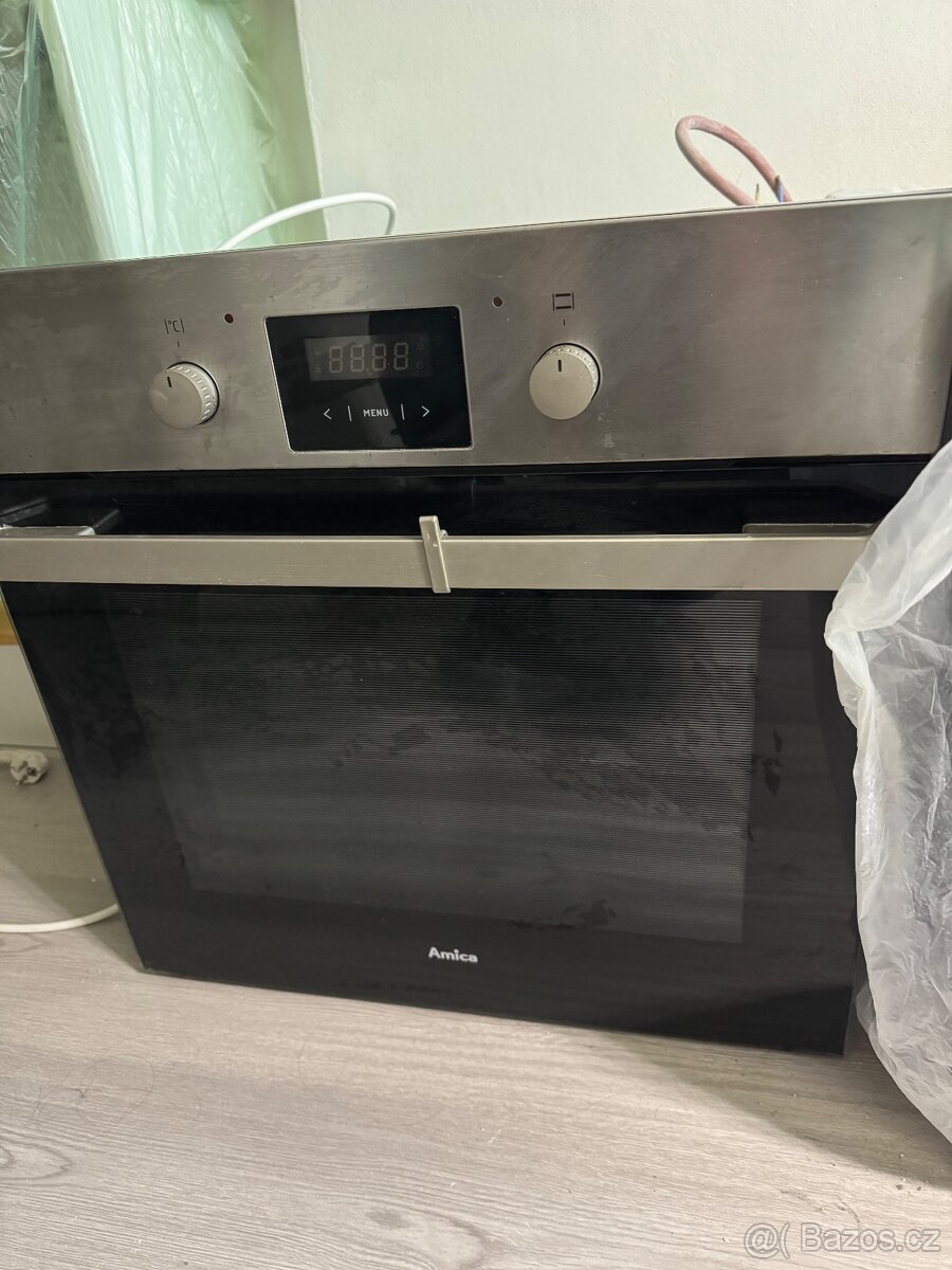Vestavná trouba Amica