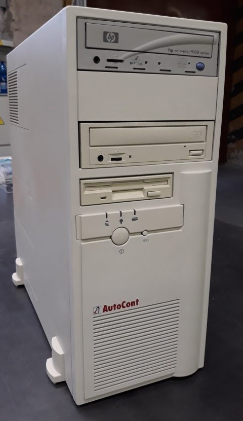 Bílá retro PC skříň
