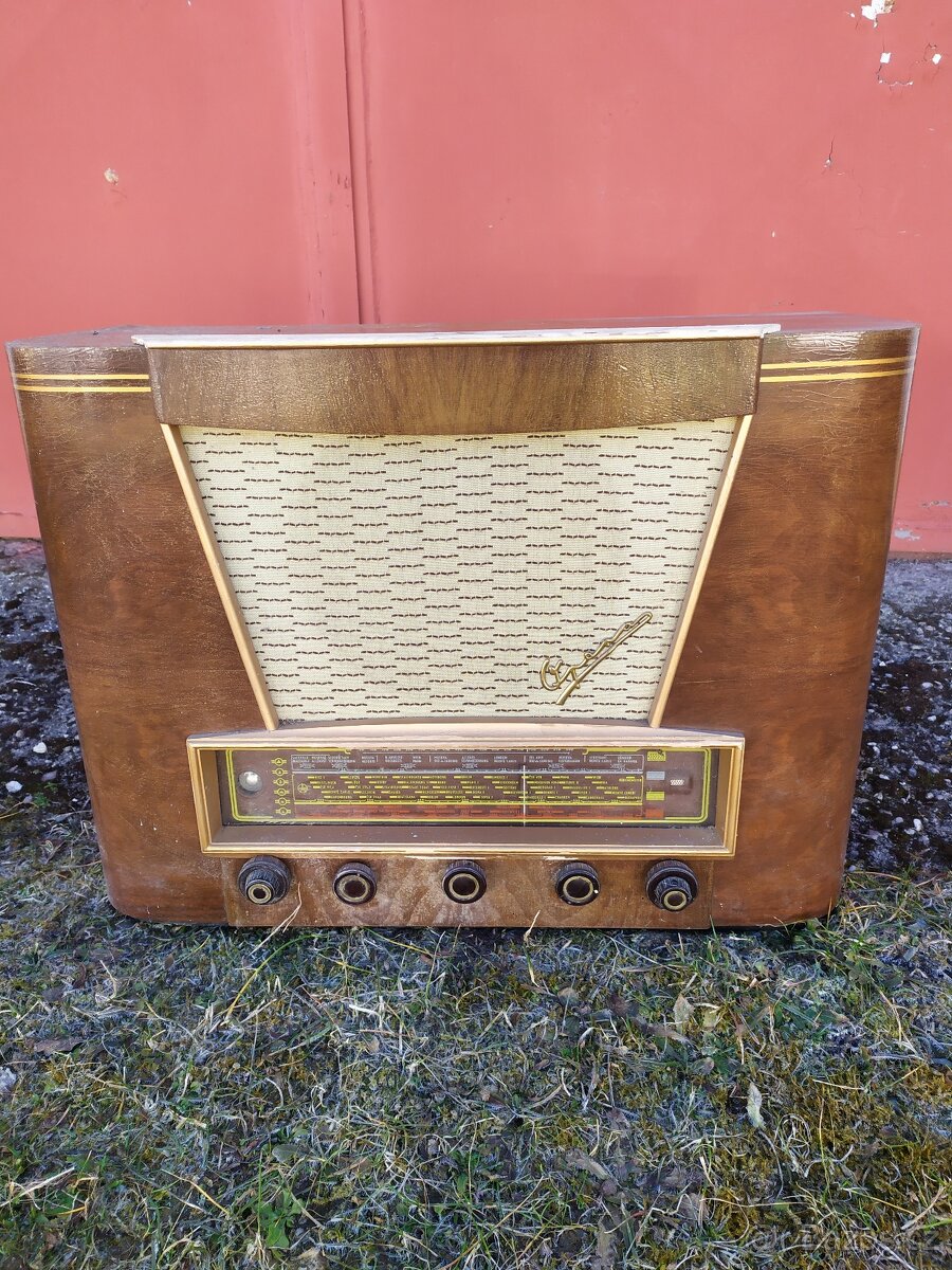 Staré retro rádio Tesla Opera 621A.