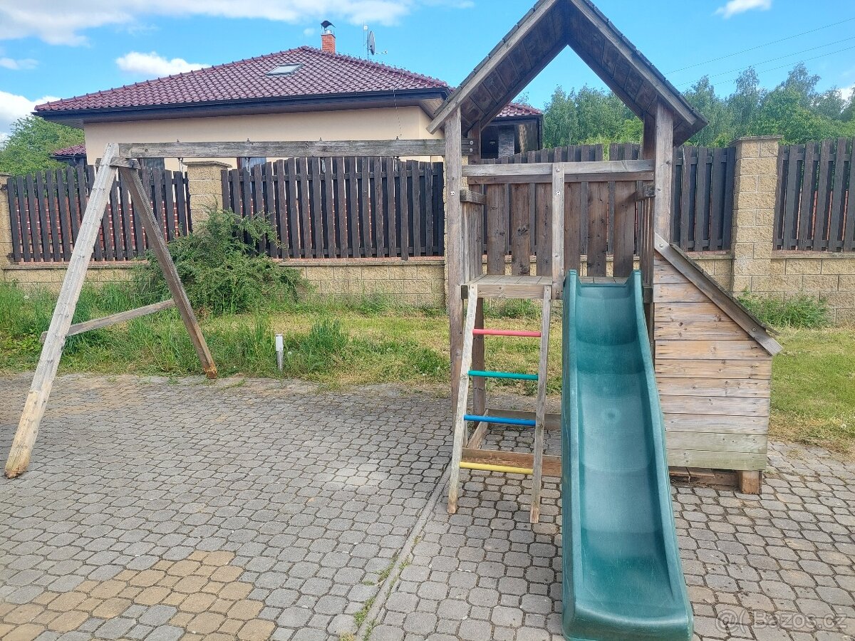Dětský zahradní domek s houpačkou a skluzavkou