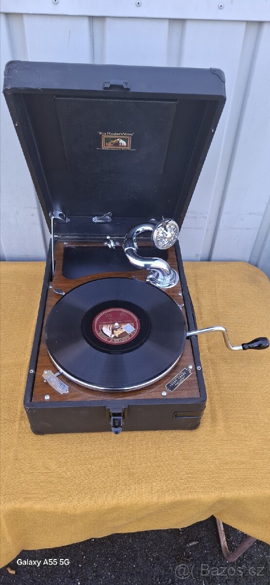 Gramofon na kliku HMV 102