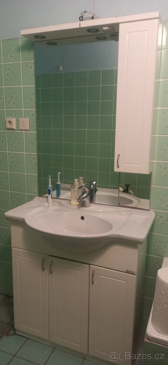 Koupelnová skříň s umyvadlem, baterií a osvětlením....