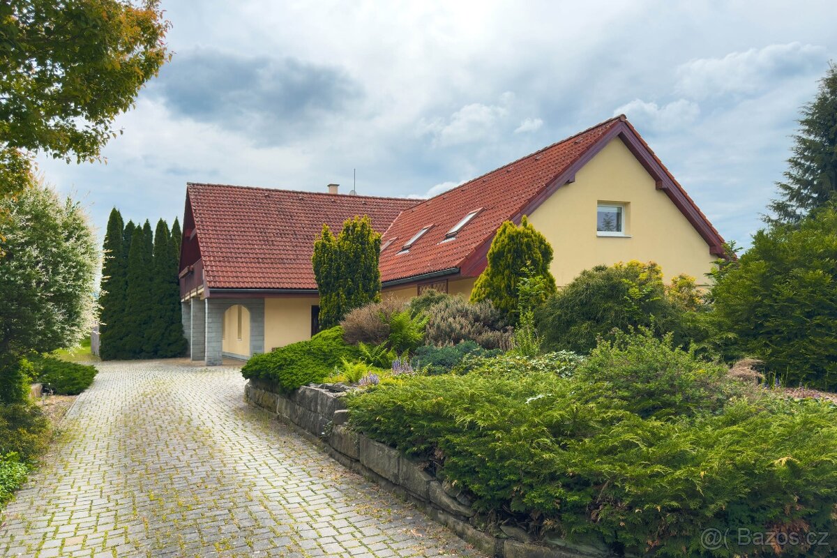 Prostorný dům se dvěma jednotkami a vzrostlou zahradou