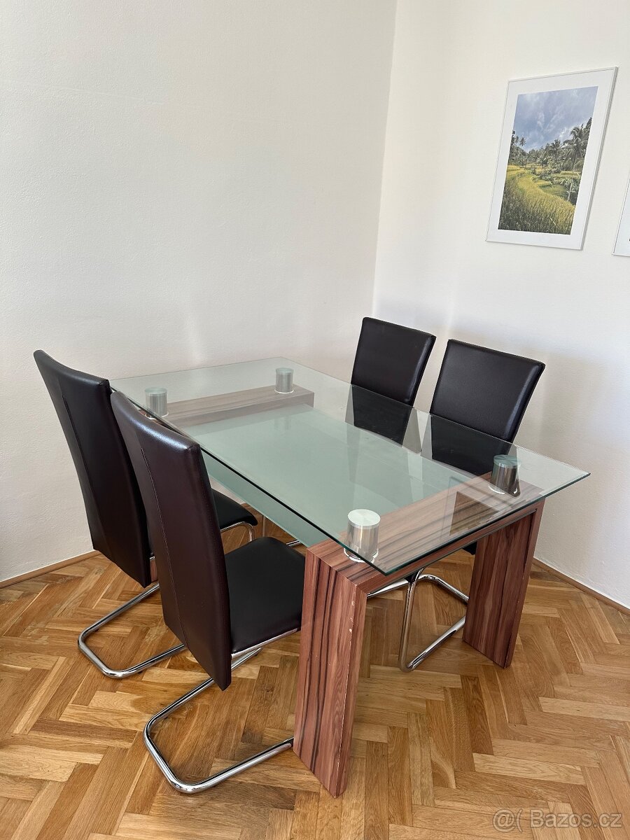 Jídelní stůl s židlemi