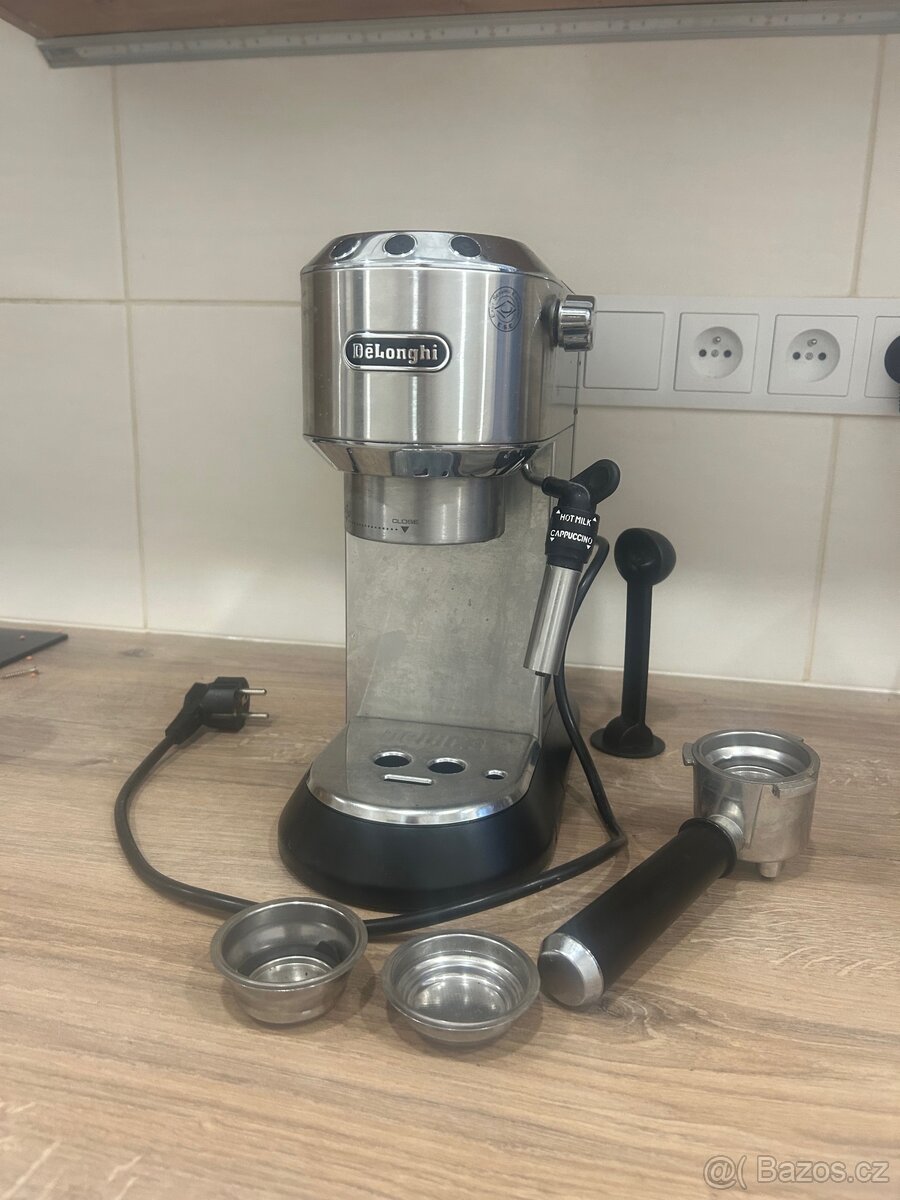 Pákový kávovar Delonghi Dedica
