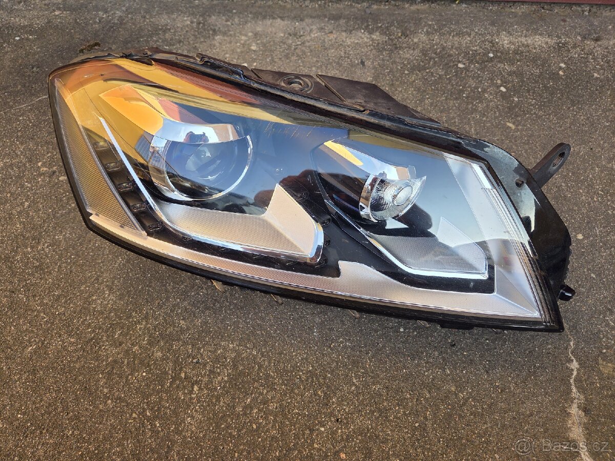 Pravý přední xenon Vw Passat B7